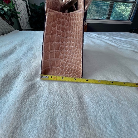 Liz Claiborne Great Expectations Buff Beige Faux Leather Small Saddle Purse NWT - Picture 7 of 9